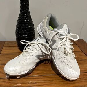 New Balance Women’s Fastpitch Spikes Size 8.5.